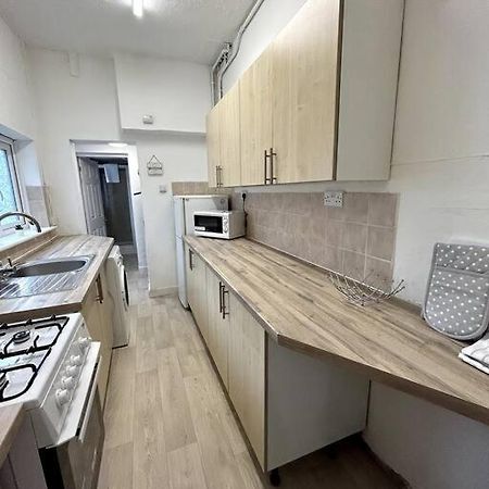 Bright Home From Home Stoke-on-Trent ภายนอก รูปภาพ