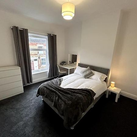 Bright Home From Home Stoke-on-Trent ภายนอก รูปภาพ