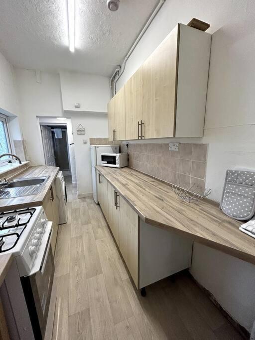 Bright Home From Home Stoke-on-Trent ภายนอก รูปภาพ