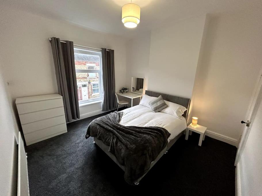 Bright Home From Home Stoke-on-Trent ภายนอก รูปภาพ