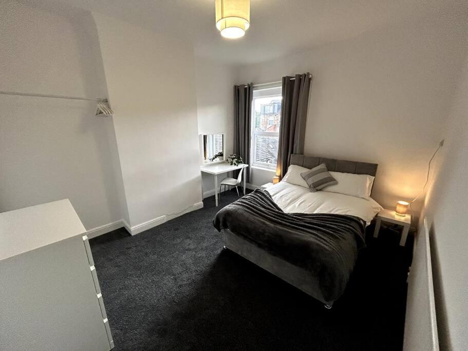 Bright Home From Home Stoke-on-Trent ภายนอก รูปภาพ