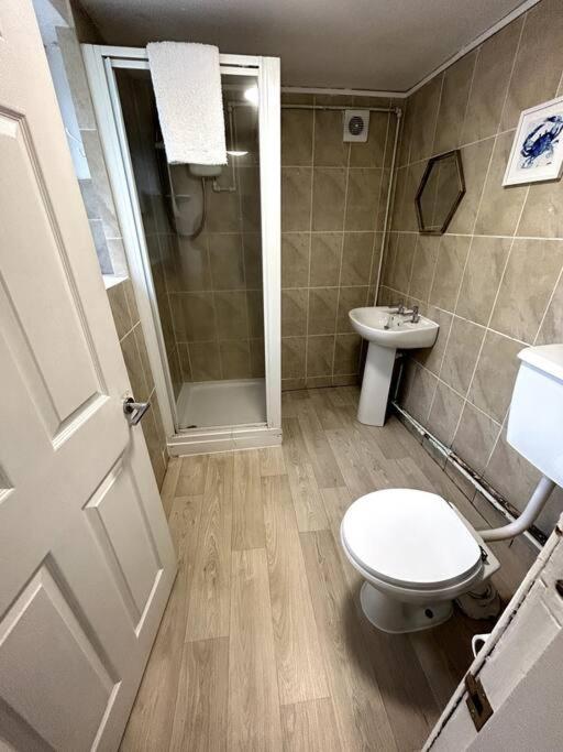 Bright Home From Home Stoke-on-Trent ภายนอก รูปภาพ