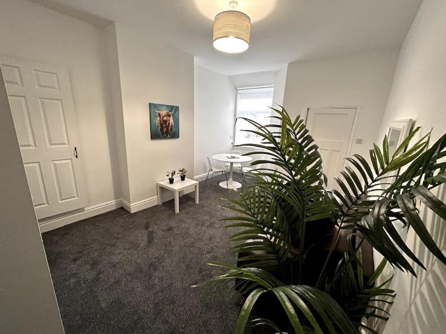 Bright Home From Home Stoke-on-Trent ภายนอก รูปภาพ